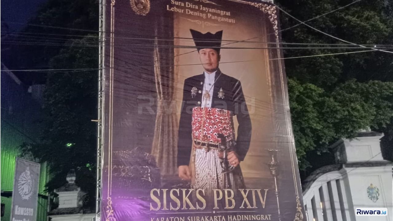 Baliho bergambar Paku Buwono XIV terpasang di kawasan Gladag Solo Jawa Tengah Menurut KPH Eddy Wirabhumi pemasangan baliho tersebut merupakan bagian dari upaya memperkenalkan serta meneguhkan adat tradisi dan budaya Karaton Surakarta